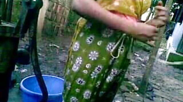 Brunette پورن یاب میں آخر ہو جاتا ہے گیراج