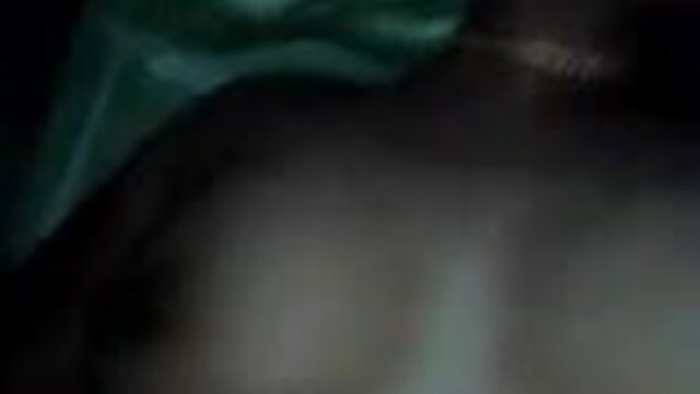 Brunette پورن خانوادگی ایرانی کے پرجوش جنسی کے کیمرہ مین کے ساتھ