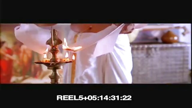 Dylan کے فیلم های پورن لز Ryder لیٹیکس میں copulate دو لڑکوں کے ساتھ