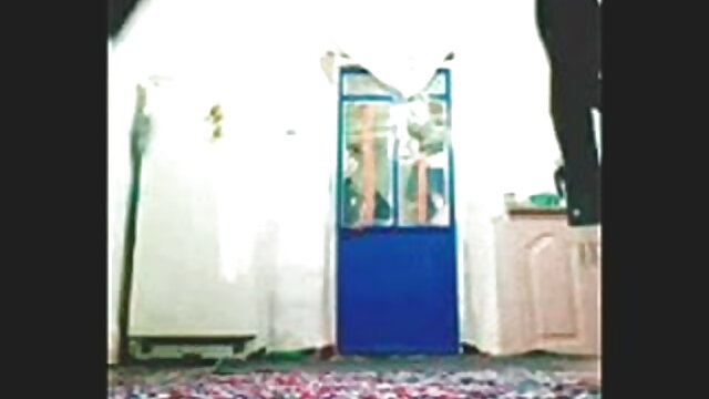 چھوٹی سی لڑکی لباس میں ملبوس زیباترین فیلمهای پورن سرخ کے ساتھ جنسی ہتھیار ڈالنے کے لئے مہمان